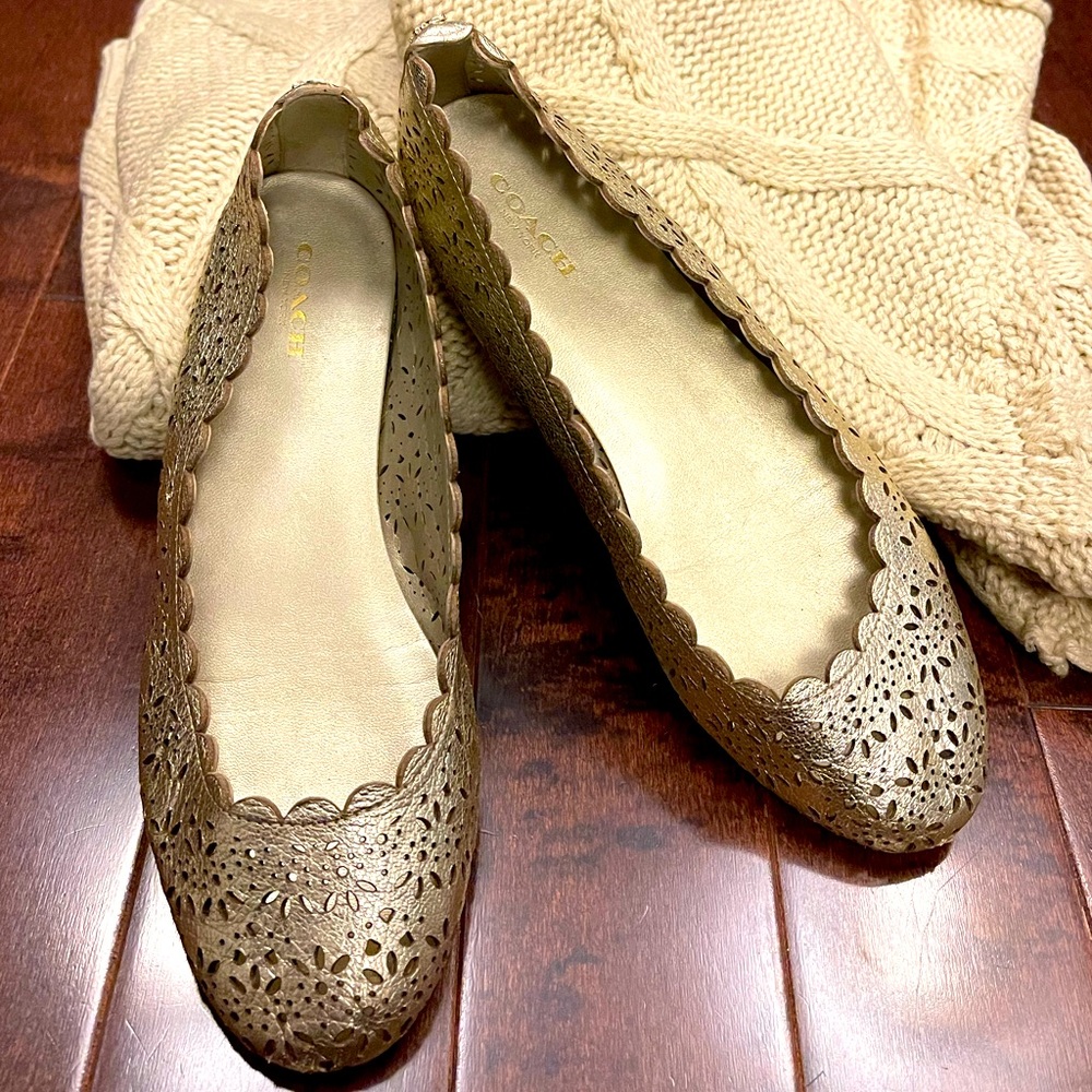 Gorgeous gold Coach flats, VVGUC.